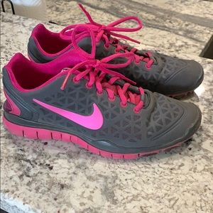 Size 8 Nike tennis shoes